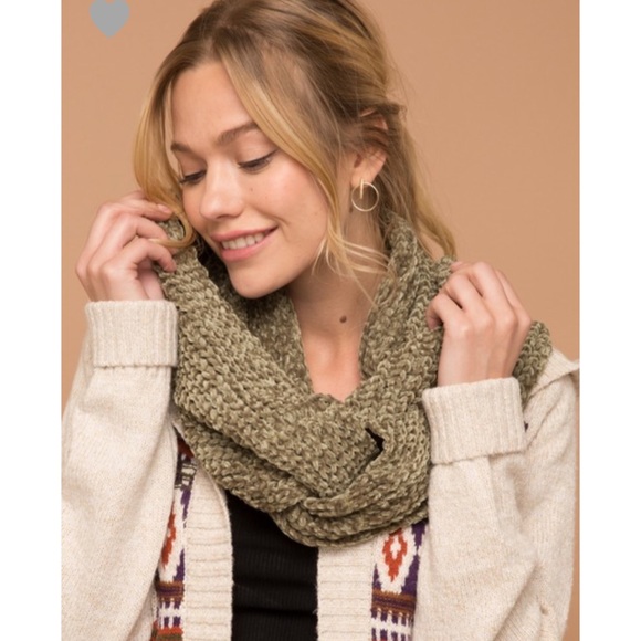 Hem & Thread Accessories - NWT Hem & Thread Ultra Soft Chenille Scarf